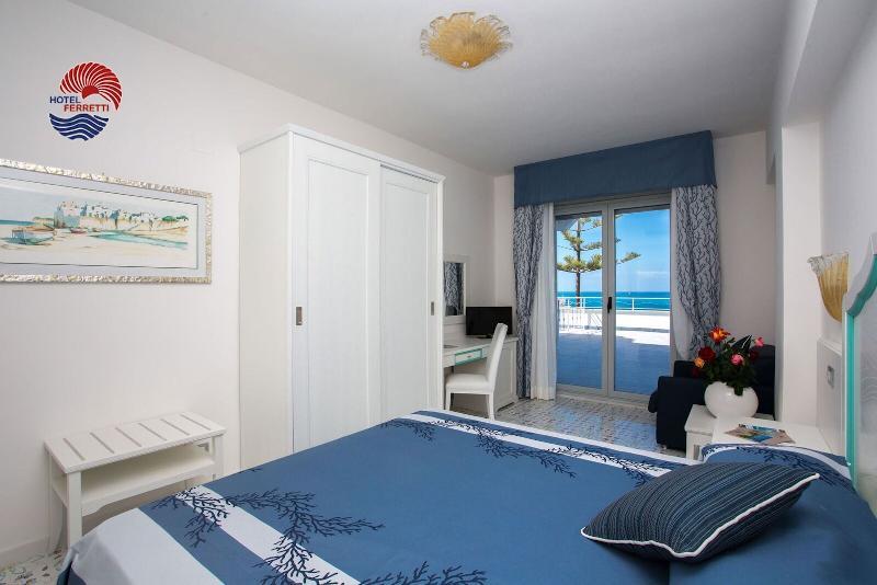 Ferretti 4*
