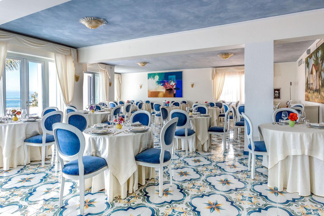 Ferretti 4*