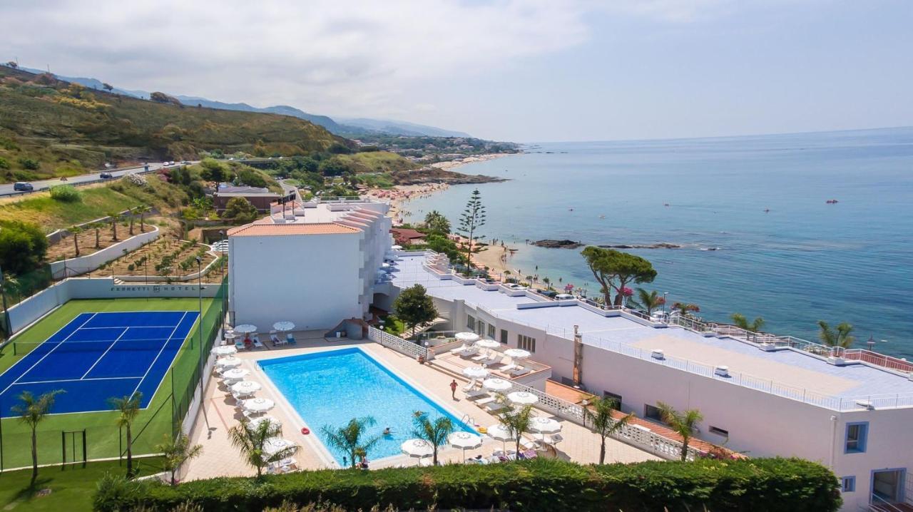 Ferretti 4*