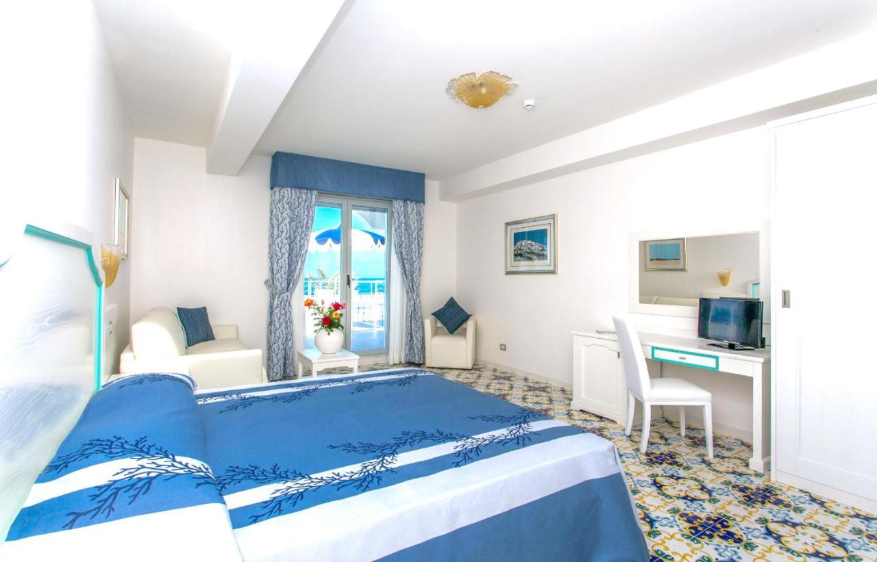 Ferretti 4*